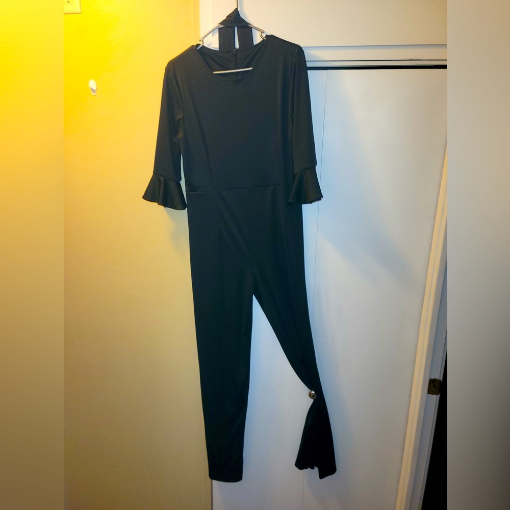 Black pant suit. Size XL.